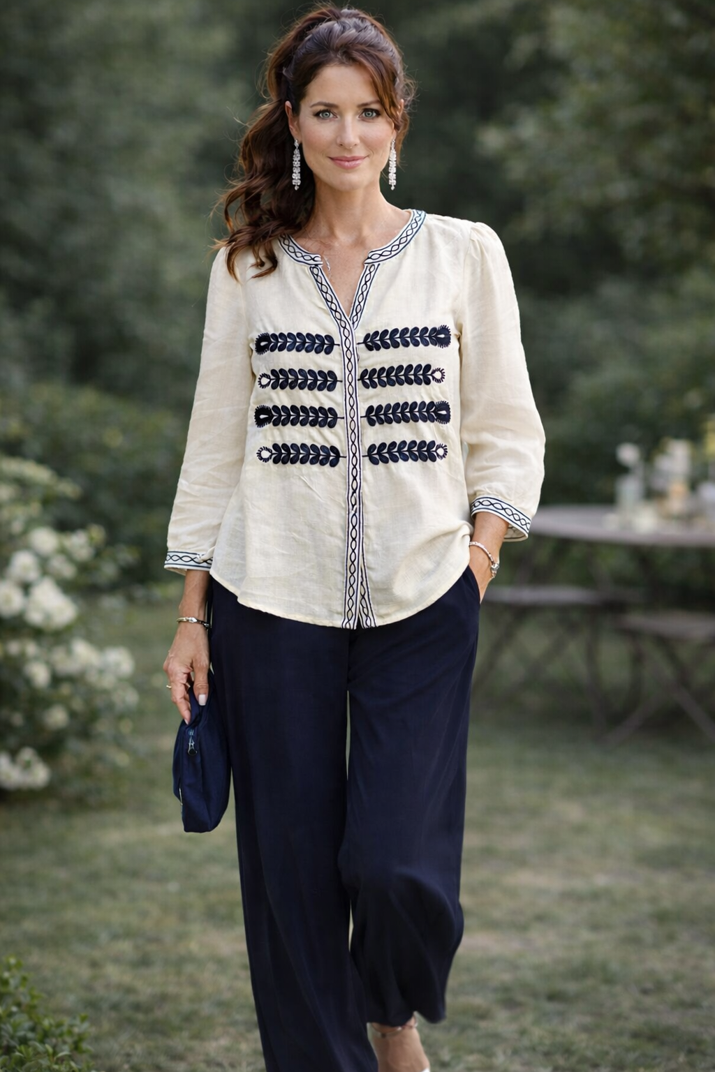 Camisa blanca con bordados azules
