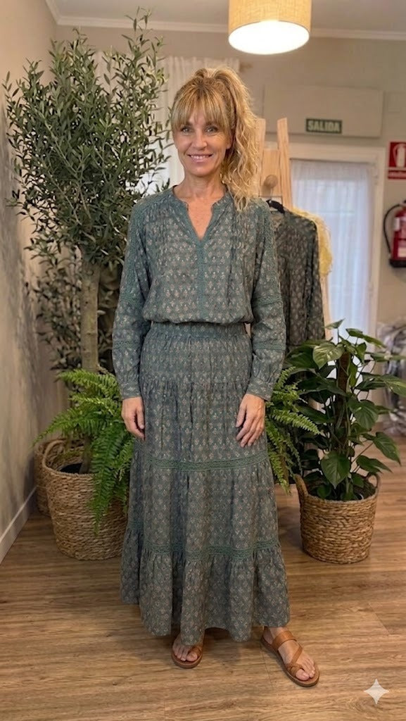 Camisa color verde con flores malvas