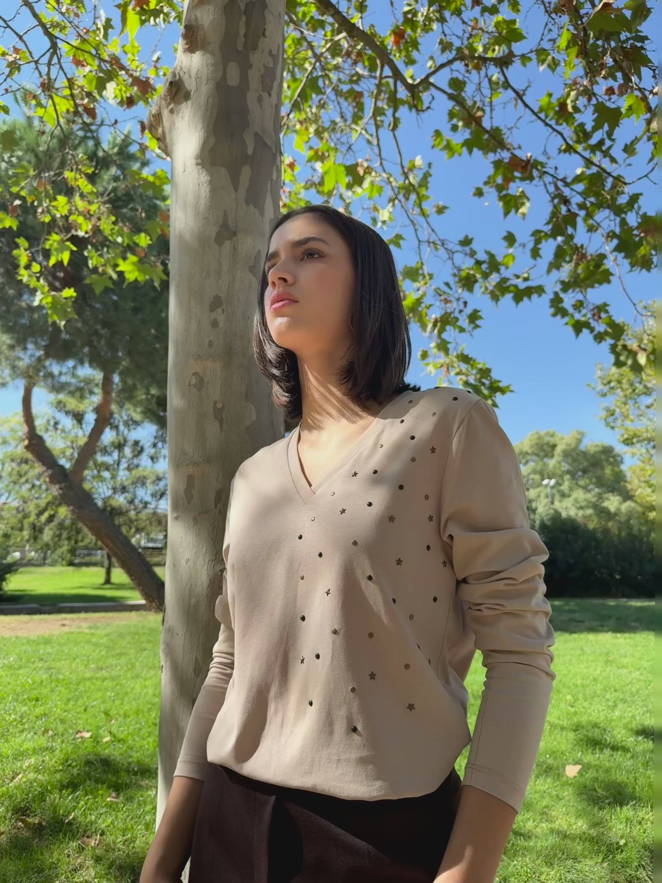 CAMISETA BEIGE ESTRELLAS